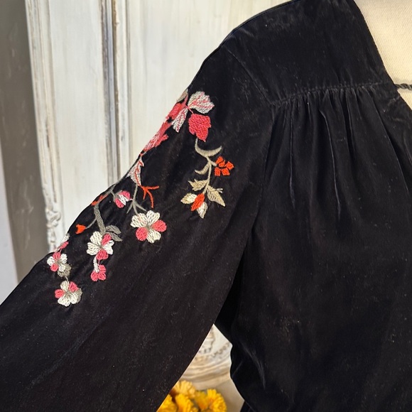 a.n.a NWT Black Ember Velvet Embroidered Long Sleeve Dress - Picture 4 of 11